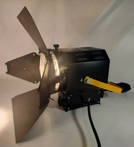 Desisti Leonardo 310 1kW Stage Light w Gel Frame, Barn Doors, Pipe Clamp No Bulb - Picture 1 of 8