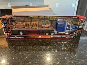 KENWORTH W900 TRUCK W/FLATBED & FORKLIFT & PALLETS 1/32 BY NEW RAY SS-10263 A - Picture 1 of 5