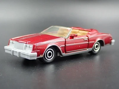 1983 83 Buick Riviera Convertibile Bordeaux 1:64 Diorama Scala Modellino Auto - Immagine 1 di 4