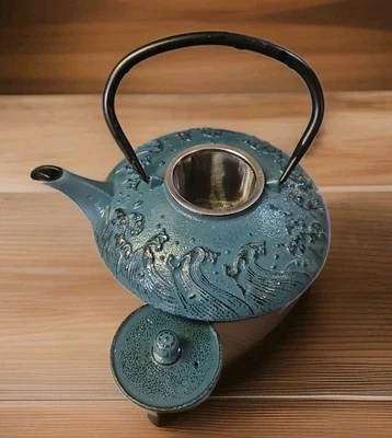 Tetera de hierro fundido, interior esmaltado, colador de acero inoxidable verde azulado Ocean Waves Foto 1 de 4