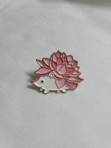 Rosa Igel Emaille Anstecknadel - Bild 1 von 1