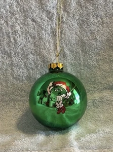 Adorno de Navidad de vidrio verde M&M's COMO NUEVO - Imagen 1 de 3