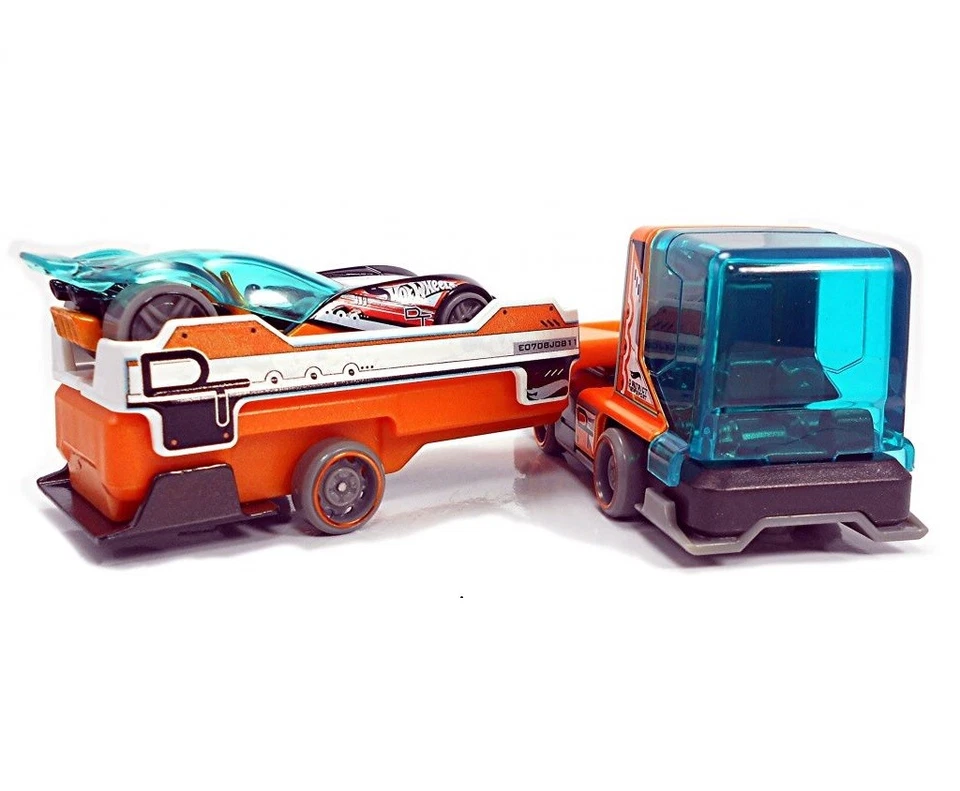 Hot Wheels Districk Transport Super Rigs Camion con Auto in scala 1:64  - Immagine 1 di 3