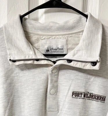Suéter Bordado Brezo Gris Blanco Cremallera 1/4 Parques Disney Fort Wilderness 2XL Foto 1 de 4