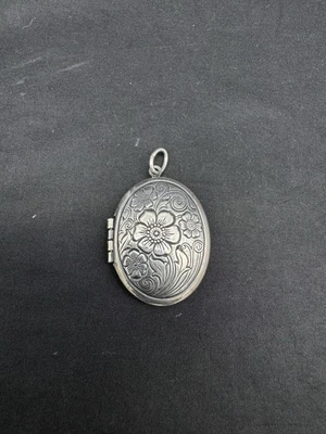 VINTAGE STERLING SILVER FLORAL DESIGN OVAL LOCKET PENDANT, 1 1/4" x 7/8" - Image 1 of 4