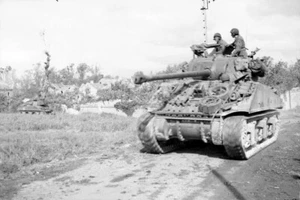 Vintage WWII Photo - Sherman VC Firefly Tanks, Normandy (13. Juni 1944) - Bild 1 von 3