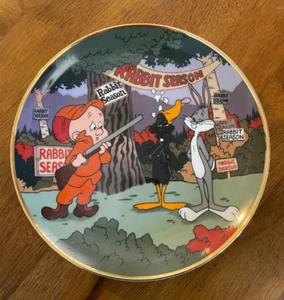 1992 FRKN MINT LOONEY TUNES RABBIT SEASON PLATE BUGS BUNNY ELMER FUDD DAFFY DUCK - Picture 1 of 2