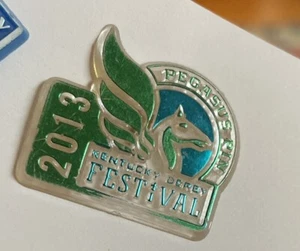 Prendedor Pegaso del Festival Derby de Kentucky 2013 con alas verdes azules sombrero coleccionable - Imagen 1 de 1