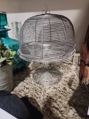 Soporte para pasteles de alambre vintage con cubierta de alambre a juego Foto 1 de 4