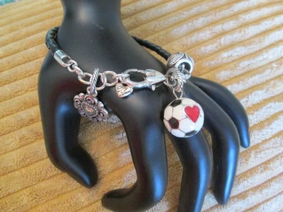 Pulseira de couro preta Brighton + berloques redondos de prata futebol, coração - Imagem 1 de 4