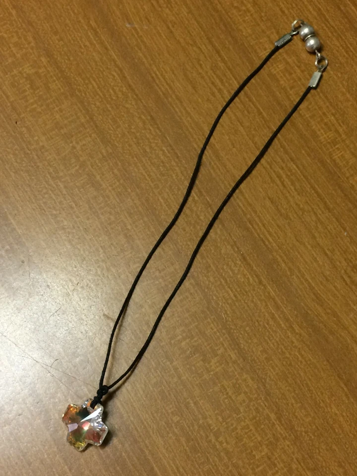 Collanina con ciondolo a forma di croce. Imitazione pietra trasparente. - Immagine 1 di 1