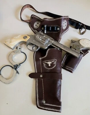 Pistola de casquillo de juguete Hubbley años 50 Marshall con funda y juguete puma derringer con funda Foto 1 de 2