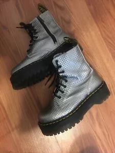 Stivali da combattimento Dr Martens Jadon argento zeppa platform taglia 8 stivali da culo cattivi in rilievo - Foto 1 di 8