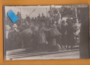 Turkey- Evacuation of Refugees from Smyrna 1922. Postcard - Picture 1 of 2