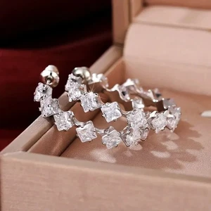 Impresionantes aretes tipo aro enchapados en oro blanco de 14 k con diamantes simulados de corte princesa de 2 quilates - Imagen 1 de 6