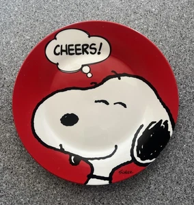 2018 Maud Borup Red Snoopy Plate 9" "Cheers" leer - Imagen 1 de 4
