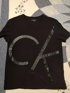Camiseta Calvin Klein CK Estampada Logo Negra Cuello en V Talla Pequeña Ver Descripción - Imagen 1 de 9