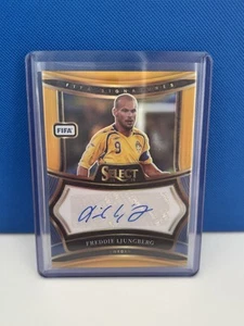 2024-25 Panini Select FIFA Freddie Ljungberg Signatures Gold Prizm 2/10 Suecia - Imagen 1 de 8