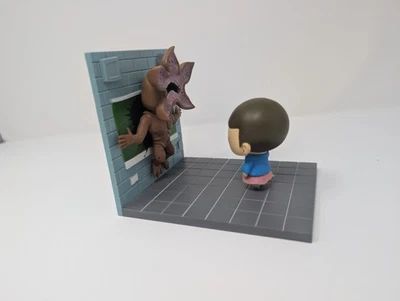 Stranger Things Eleven vs Demogorgon Diorama Figura Set TV Escena Botín Caja Foto 1 de 4