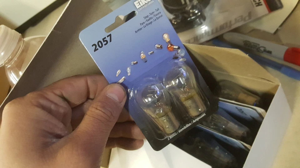 CAJA DE 20 Bombillas Eiko 2057-BP 2057 NUEVAS Foto 1 de 1