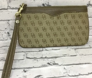 Dooney and Bourke Signature DB Design Wristlet Geldbörse - Bild 1 von 6