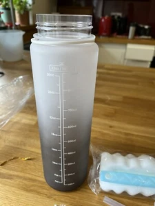 1 litre water bottle with straw - Picture 1 of 5