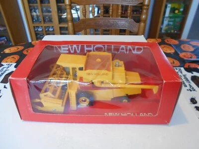 Britains 1:32 Scale New Holland TR85 Combine Harvester, #9575, Used, Action Reel - Image 1 of 4