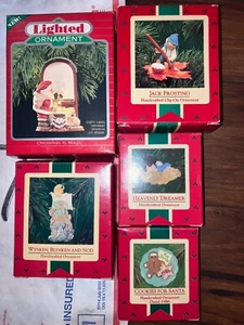5 Vintage Hallmark Bewahrer Ornamente POSTEN - Weihnachten - WEIHNACHTSMANN & GUTE ZEITGESCHICHTEN - Bild 1 von 2