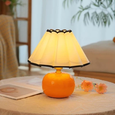 Lámpara de mesa moderna Mid Century, base de cristal naranja y festoneada plisada blanca... Foto 1 de 4