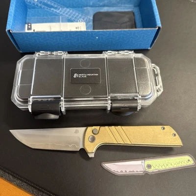 Cuchillo Plegable North Mountain Blade SLD-Magic Aluminio Bronce Raya Tanto 2403-S Foto 1 de 4