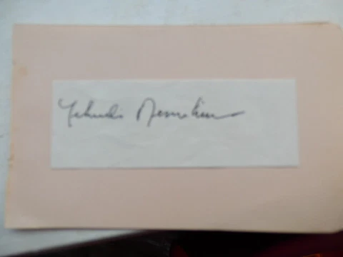 YEHUDI MENUHIN -  AMERICAN VIOLINIST  -   CUT  AUTOGRAPH Cover