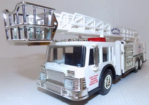 Vintage CROWN AERIAL TOWER FIRE TRUCK WORKING TOWER, LIGHTS & SOUNDS MIB - Picture 1 of 15