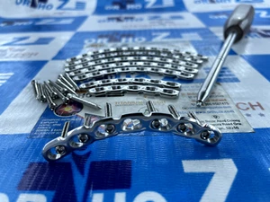 Placa de reconstrucción curva de bloqueo de 3,5 mm 5 a 12 orificios y tornillos LCP (80 piezas) SS - Imagen 1 de 8