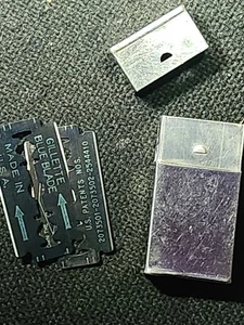 Estuche de hoja de afeitar Gillette de metal vintage con 2 hojas azules sin usar - Imagen 1 de 8