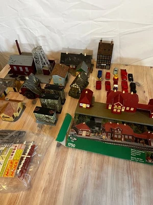 Lot of H0 Buildings + Heljan Station 1750 + Cars – Complete & Nice - Image 1 of 4