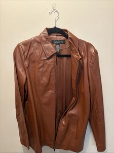 Chaqueta de cuero marrón con cremallera Dialogue para mujer talla pequeña - Imagen 1 de 10