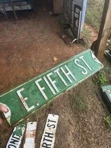 Vintage geprägtes Stahl Straßennamenschild im Ruhestand E FIFTH Street 24”x6” SCHWER - Bild 1 von 4