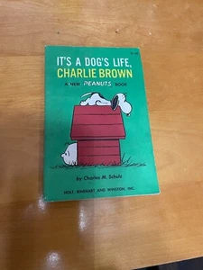 It's a Dog's Life, Charlie Brown Paperback Charles Schulz - Picture 1 of 3