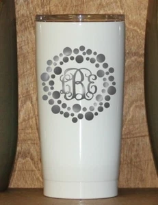 Vaso personalizado recubierto en polvo con monograma de vid circular de puntos grabados con láser - Imagen 1 de 4