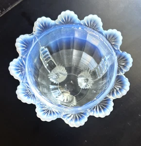 Northwood Klondyke weiß opalisierend geriffelt Schnörkel Rosenschale mit Fuß sehr guter Zustand - Bild 1 von 5