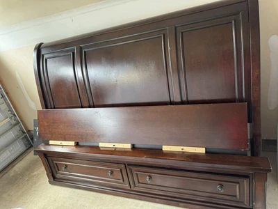 Cama trineo Ashley Porter tamaño king de segunda mano con juego de tocador espejado. Foto 1 de 4