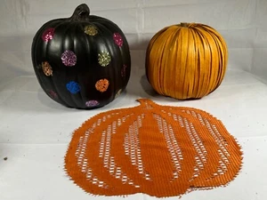 Fall Pumpkin Decor Lot w/ Pumpkin Doily Cozy Autumn Table Display - Imagen 1 de 16