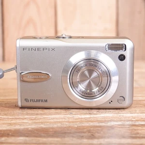 Fujifilm fotocamera digitale FinePix F30 6,3 MP argento - pezzi di ricambio o riparazione - Foto 1 di 6
