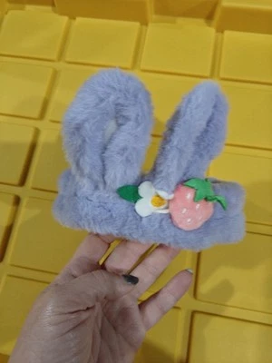 ER1- Diadema morada con orejas de conejo y fresa.  Foto 1 de 3