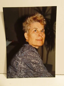 1980S VINTAGE FOUND PHOTOGRAPH COLOR ART OLD PHOTO BLONDE WOMAN SHORT HAIR PIC - Picture 1 of 4