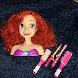 Disney Just Play Ariel Sirenetta HairStyling Testa Bambola con Strumenti per lo Styling - Foto 1 di 5