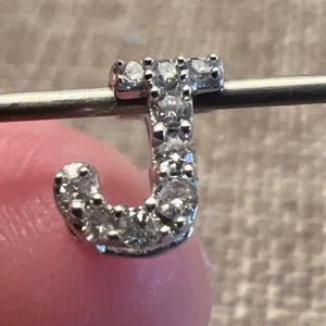 SG 10k Weißgold J Anfangsbuchstabe Diamant kleiner Anhänger 1/10ctw Neu ohne Etikett - Bild 1 von 10