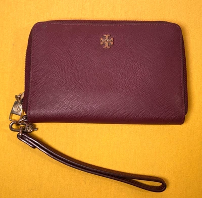 Tory Burch Cartera Muñequera Color Ciruela 4"x6" Foto 1 de 4