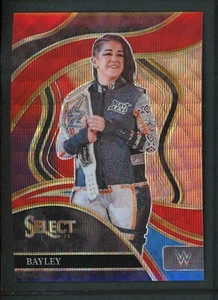 2024 BAYLEY 42/99 PANINI SELECT WWE RINGSIDE WAVE RED SMACK DOWN - Foto 1 di 2