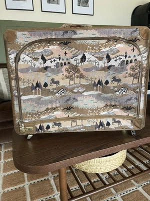 РЕДКИЙ ВИНТАЖНЫЙ ФРАНЦУЗСКИЙ ЧЕМОДАН СЕЛЬСКАЯ МЕСТНОСТЬ С ЕДИНОРОГОМ ЗАМШЕВЫЙ ГОБЕЛЕН 28» ПУЛМАН - Изображение 1 из 4